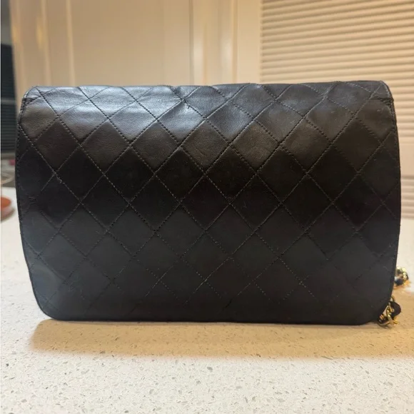 🛑 SOLD 🛑 Chanel Vintage Black Quilted Flap Shoulder Bag – Gold Chain Strap - Picture 7 of 17